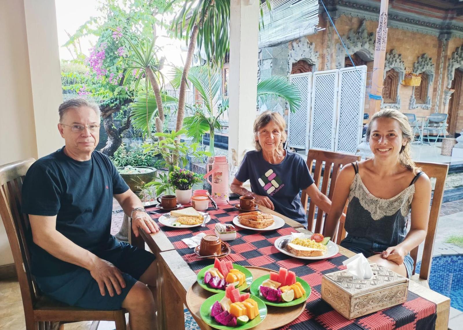 Green Palace Homestay Batununggul Ngoại thất bức ảnh